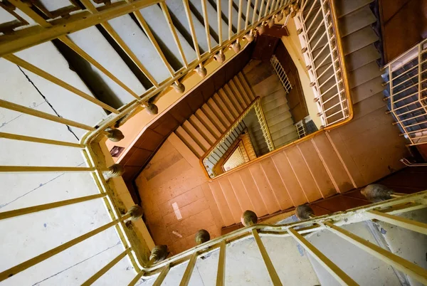 Eski ev üzerinde döner merdiven — Stok fotoğraf