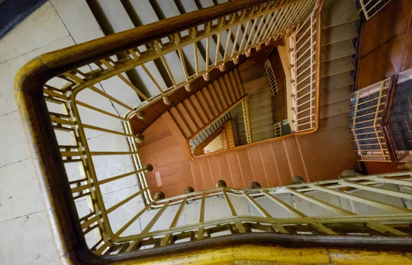 Escadaria em espiral na casa velha — Fotografia de Stock