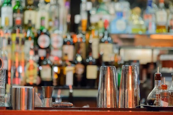 Bar farklı şişe ile iç