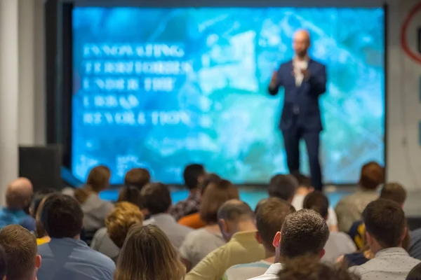 El público escucha al conferenciante —  Fotos de Stock