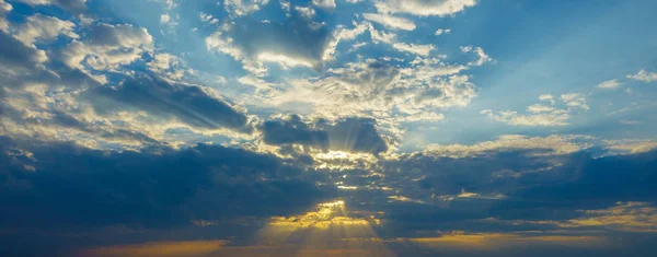 Beautiful clouds at sunset with sunligh — Stock Photo, Image