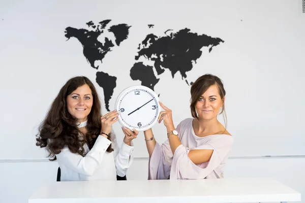Dvě mladé dívky dvojčata s hodinami — Stock fotografie