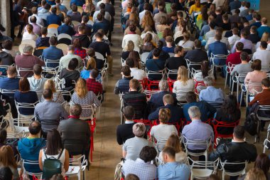 Seyirci hocayı dinler.