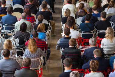 Seyirci hocayı dinler.