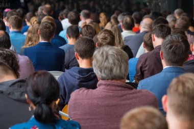 Seyirci hocayı dinler.