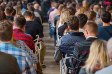 Seyirci hocayı dinler.