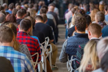 Seyirci hocayı dinler.