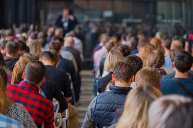 Seyirci hocayı dinler.