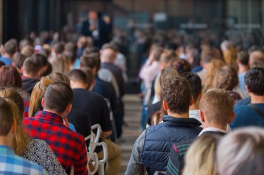 Seyirci hocayı dinler.