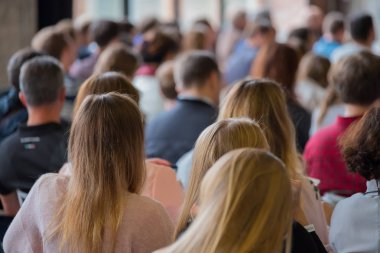 Seyirci hocayı dinler.