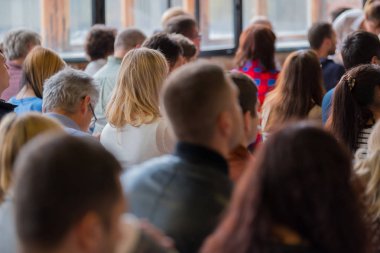 Seyirci hocayı dinler.