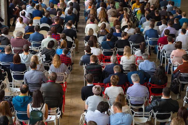 Seyirci hocayı dinler.