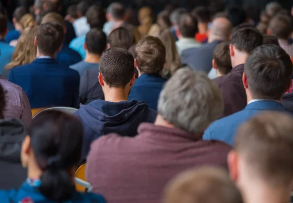 Il pubblico ascolta il docente — Foto Stock