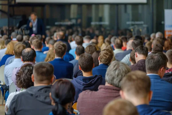 Publiek luistert naar de docent — Stockfoto