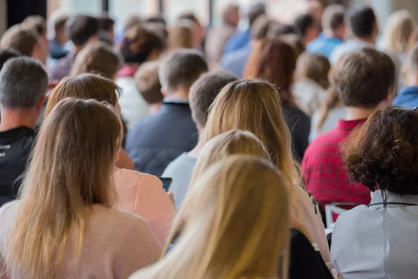 Seyirci hocayı dinler.