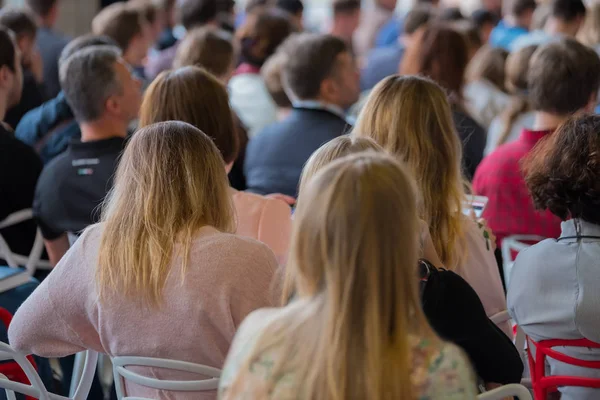 Seyirci hocayı dinler.