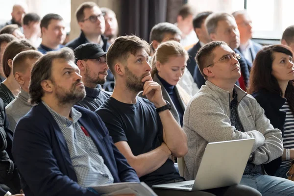 Seyirci hocayı dinler.