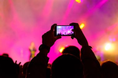 Konser ziyaretçi video çekimleri