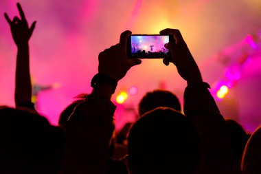 Konser ziyaretçi video çekimleri