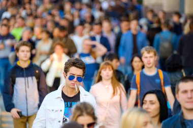 Sokaktaki insan kalabalığı.