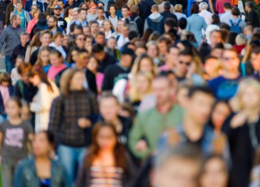 Sokaktaki insan kalabalığı.