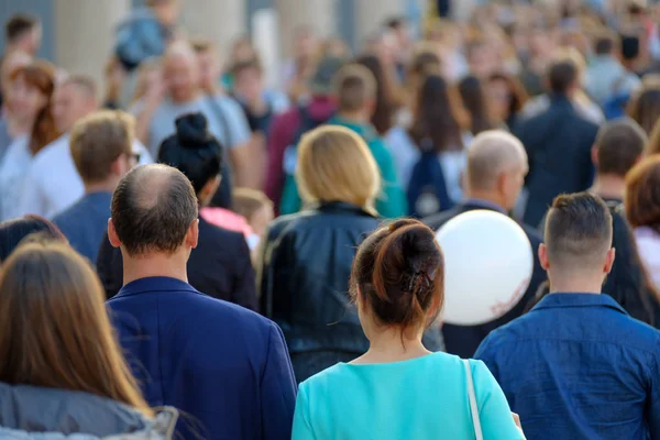 Foule de gens dans la rue . — Photo