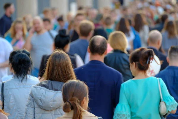 Menigte van mensen op de straat. — Stockfoto