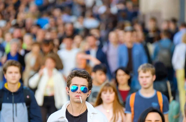 Foule de gens dans la rue . — Photo