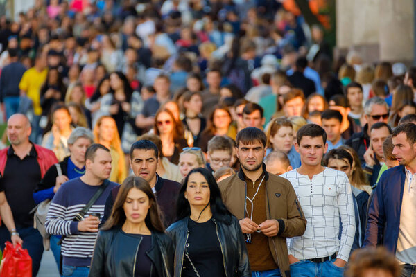толпа людей на улице
.