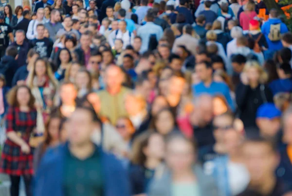 Multitud de personas en la calle . — Foto de Stock