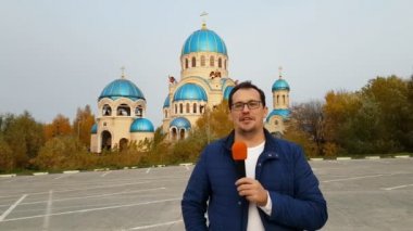 Orta yaşlı adam tv muhabiri bir rapor açar