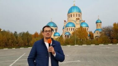 Orta yaşlı adam tv muhabiri bir rapor açar