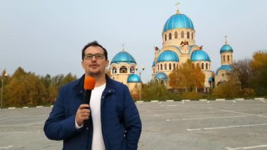 Orta yaşlı adam tv muhabiri bir rapor açar