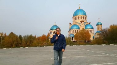 Orta yaşlı adam tv muhabiri bir rapor açar