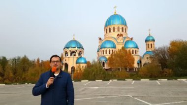 Orta yaşlı adam tv muhabiri bir rapor açar