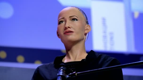 Sophia humanoidrobot op Open innovaties conferentie op Skolokovo technopark — Stockvideo