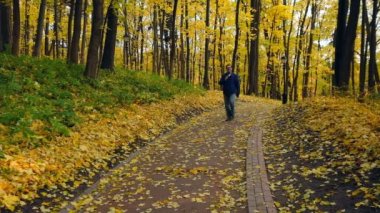 Orta yaşlı adam tv muhabiri bir rapor açar