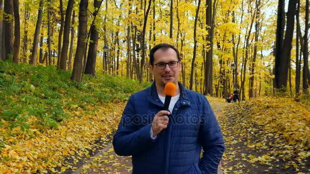 TV-Korrespondent mittleren Alters leitet einen Bericht — Stockvideo