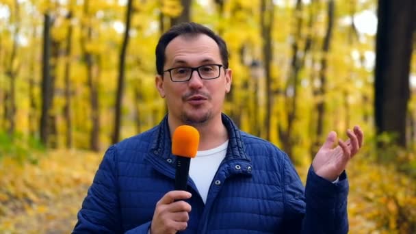 Mężczyzna w średnim wieku korespondent tv prowadzi raportu — Wideo stockowe