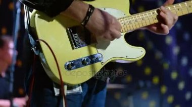Konserde elektrik gitar çalmak pan