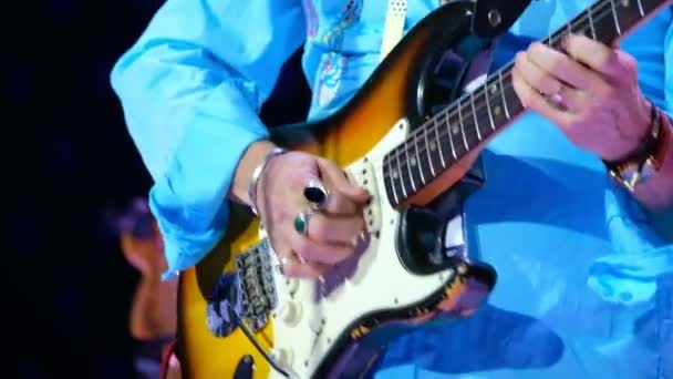 Pan tocando la guitarra eléctrica en concierto — Vídeos de Stock