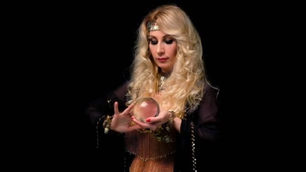 Mujer adivina con retrato de bola de cristal — Vídeo de stock