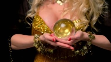 Kadın Falcı kristal top portre ile