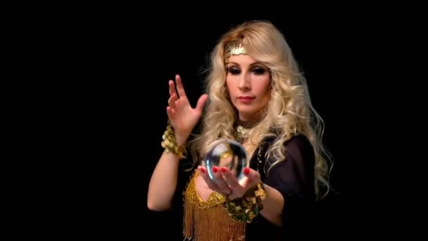 Vrouw waarzegster met kristallen bol portret — Stockvideo