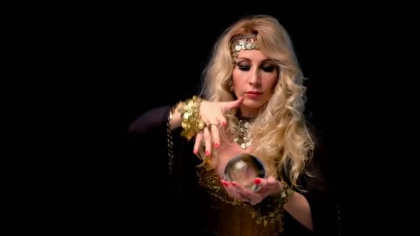 Diseuse de bonne aventure femme avec portrait boule de cristal — Video