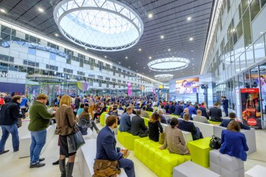 İnsanlar açık yenilikler 2017 forum katılmak