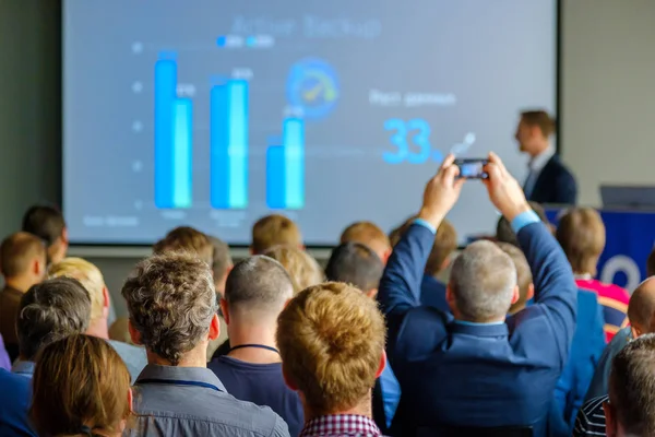 Publiken lyssnar på föreläsaren — Stockfoto