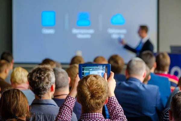 Seyirci hocayı dinler.