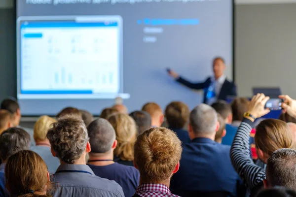 Seyirci hocayı dinler.