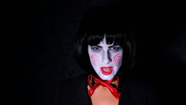Dívka s make-up ve stylu nightmare zpívá — Stock video